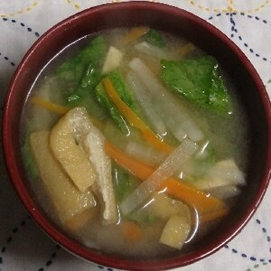 大根人参などの残り野菜たっぷりの味噌汁